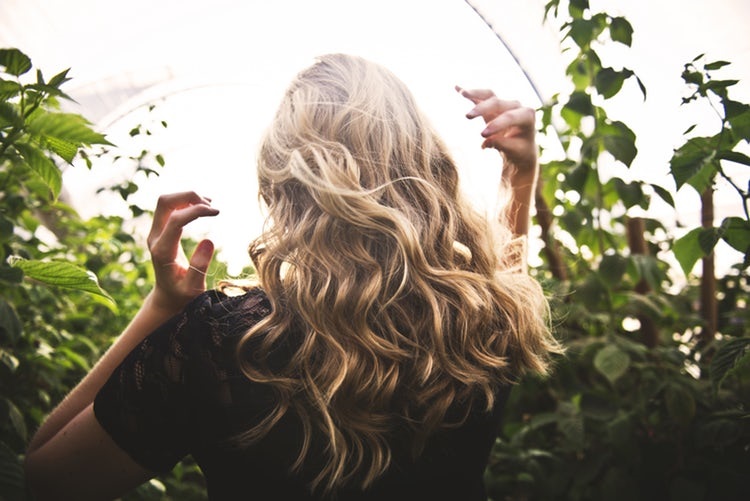 blonde wavy hair, dry shampoo, healthy hair, hair damage remedy